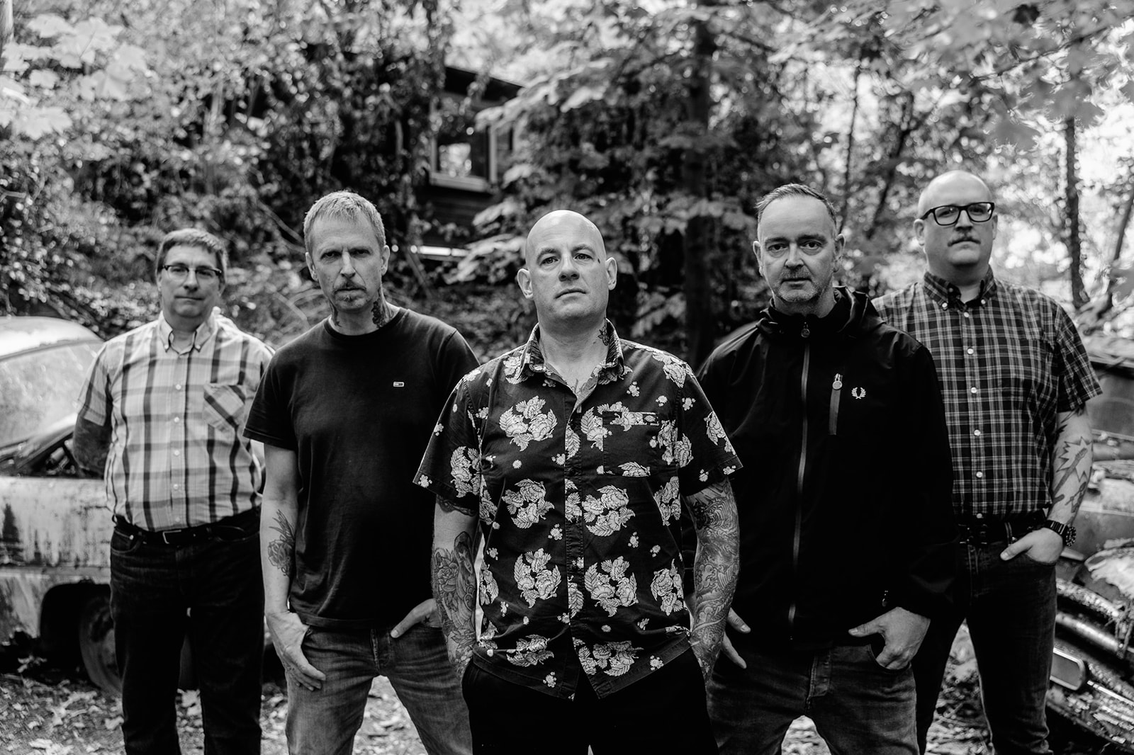 4 Promille Bandfoto vor einem Autofriedhof