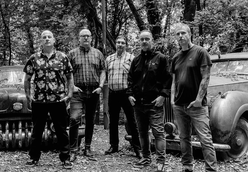 4 Promille Band auf einem Auto-Friedhof